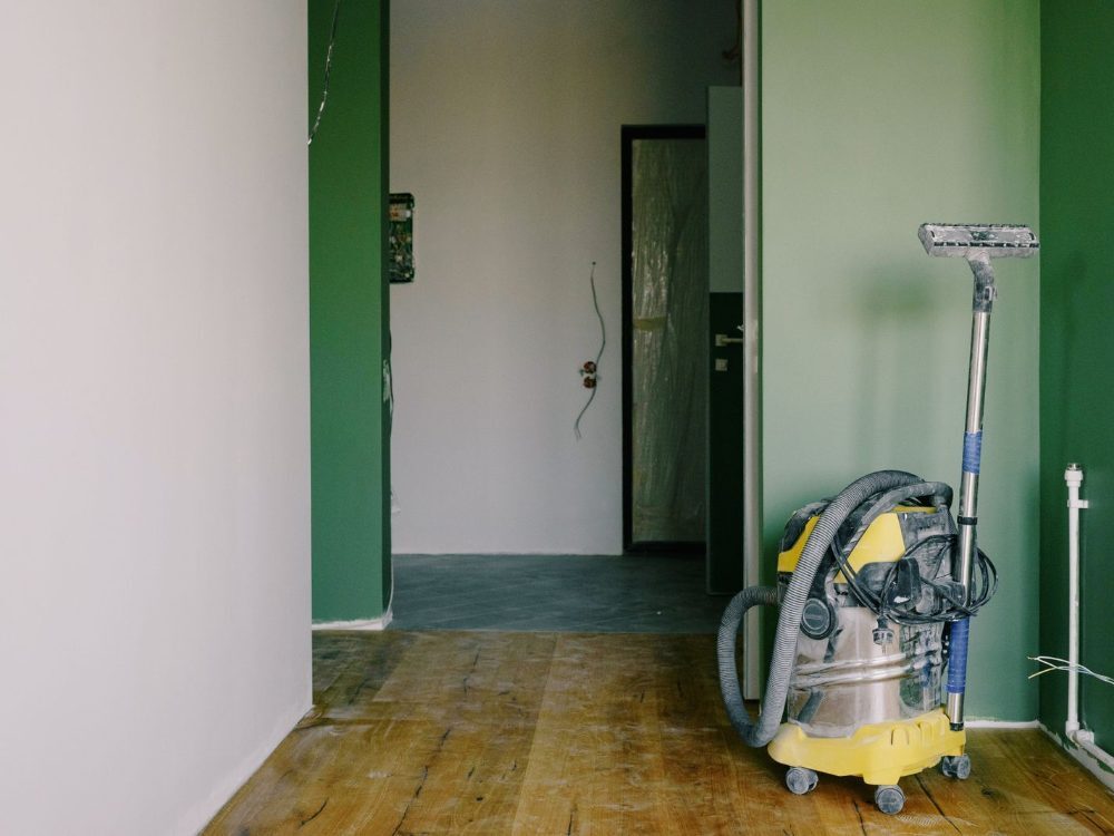 Aspirateur professionnel dans une pièce en fin de travaux
