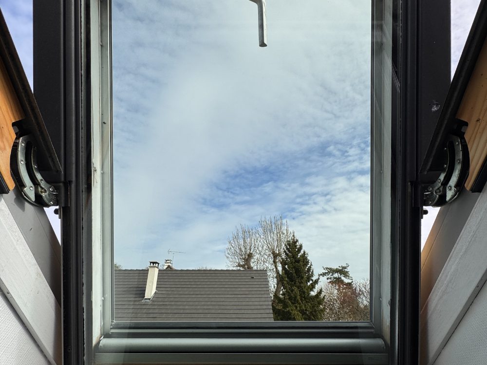 La même fenêtre de toit après nettoyage par Topiclean